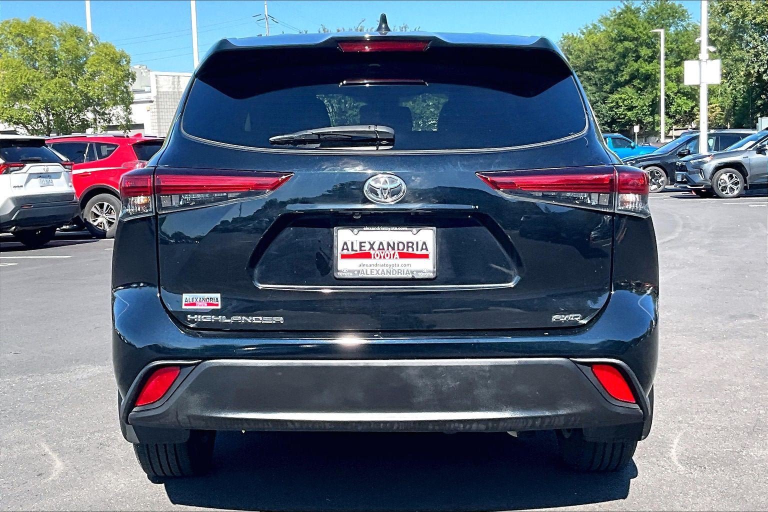 Used 2021 Toyota Highlander L AWD/4WD image 4
