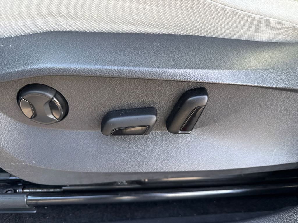 Used 2023 Volkswagen Tiguan SE R-Line image 41