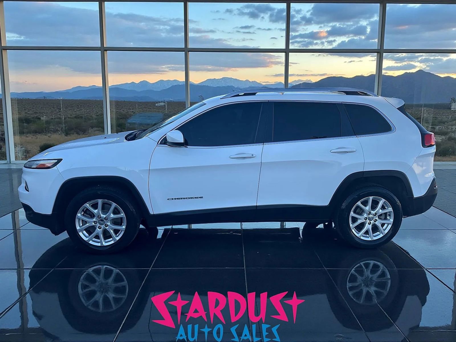 Used 2018 Jeep Cherokee Latitude FWD image 2