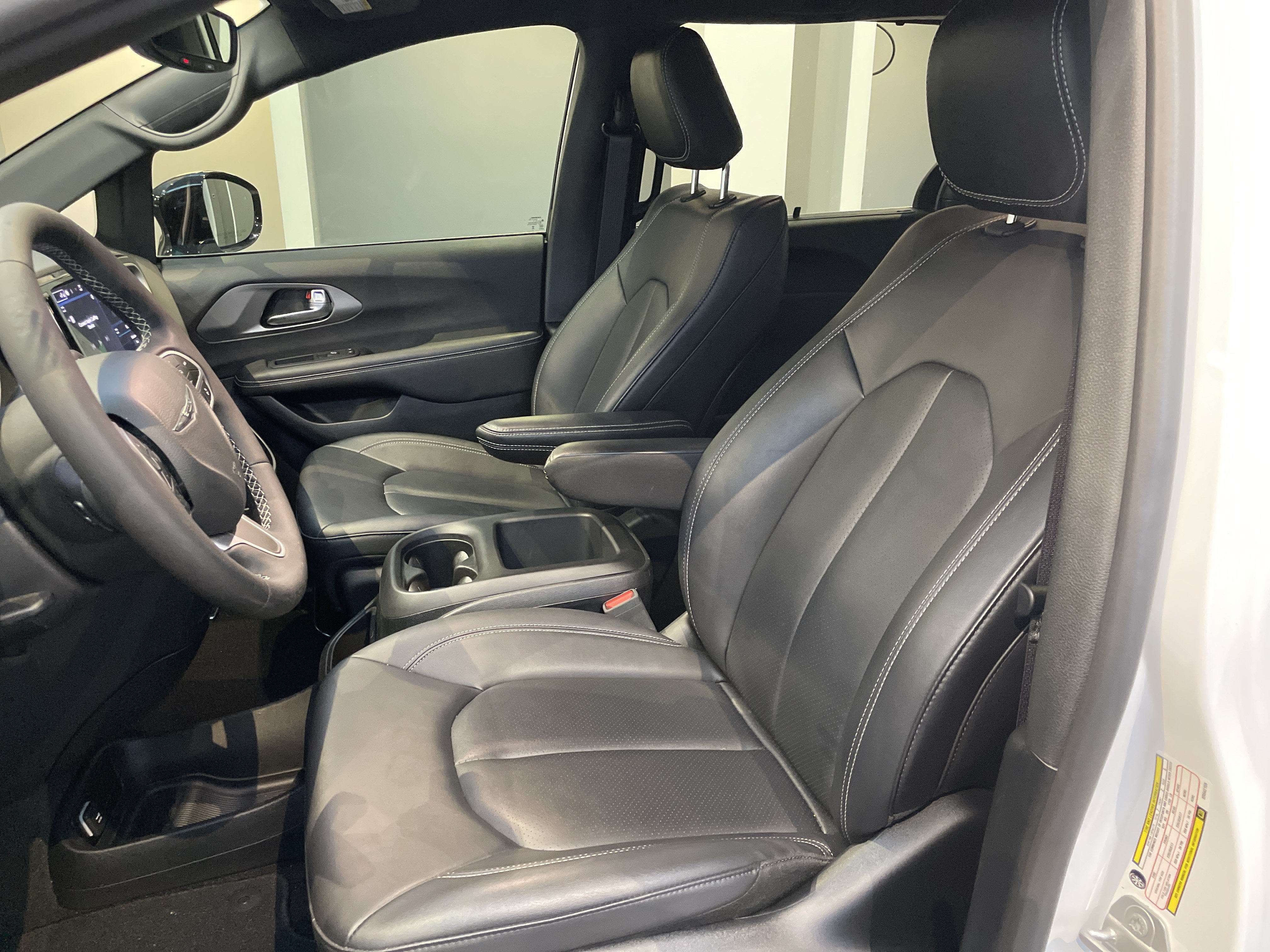 Used 2025 Chrysler Voyager LX FWD image 18