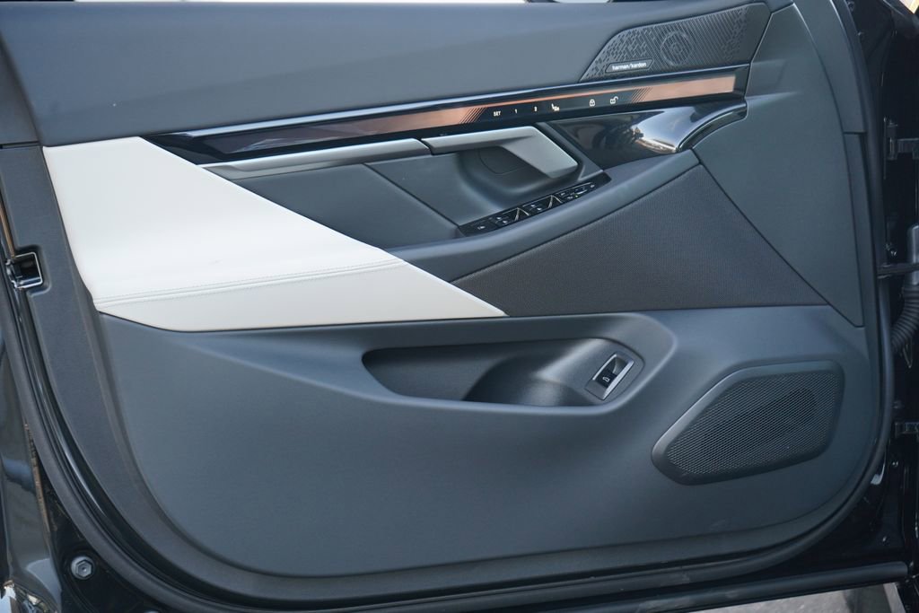 New 2026 BMW i5 eDrive40 w/ M Sport Package image 9