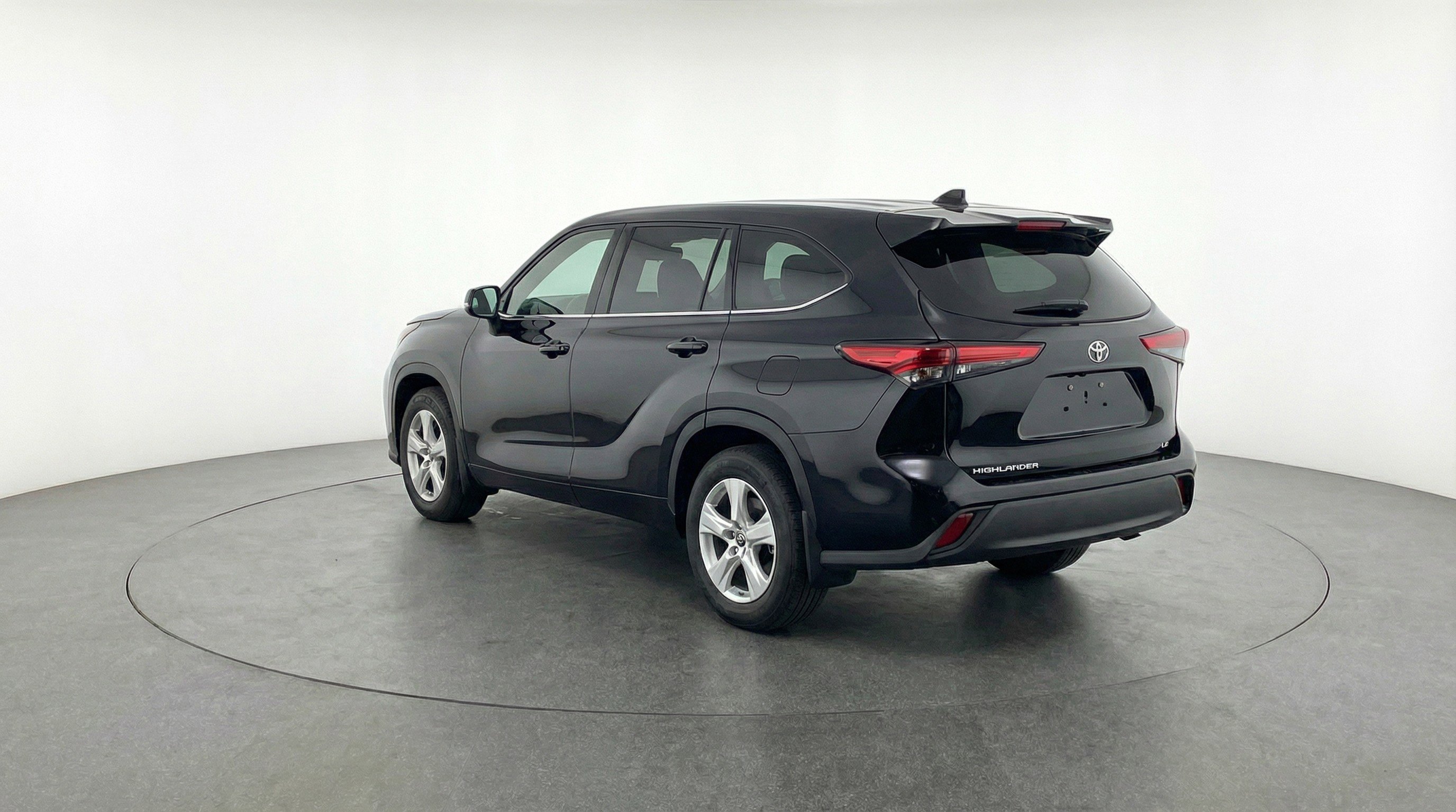 Used 2025 Toyota Highlander LE image 6