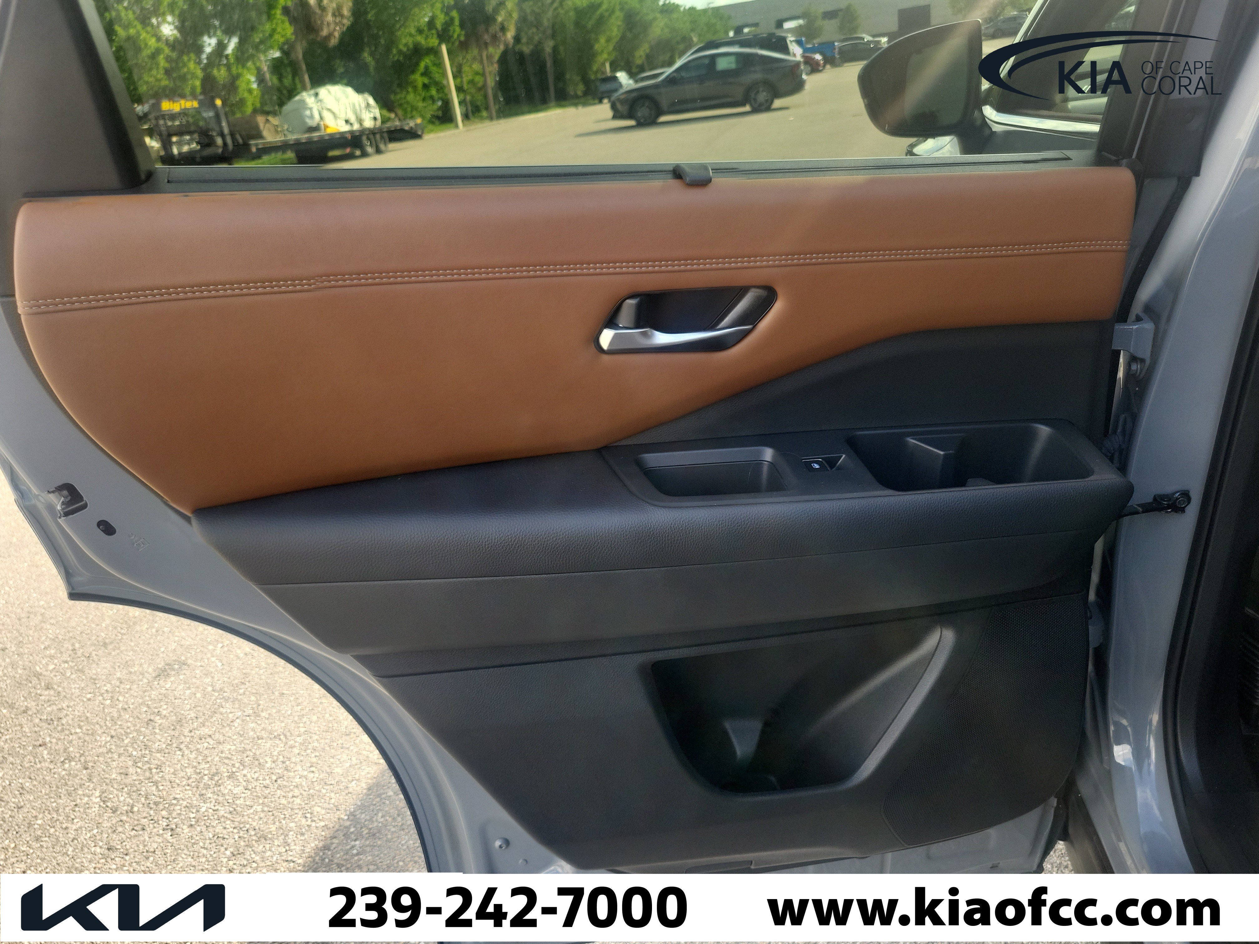 Used 2024 Nissan Pathfinder Platinum FWD image 11