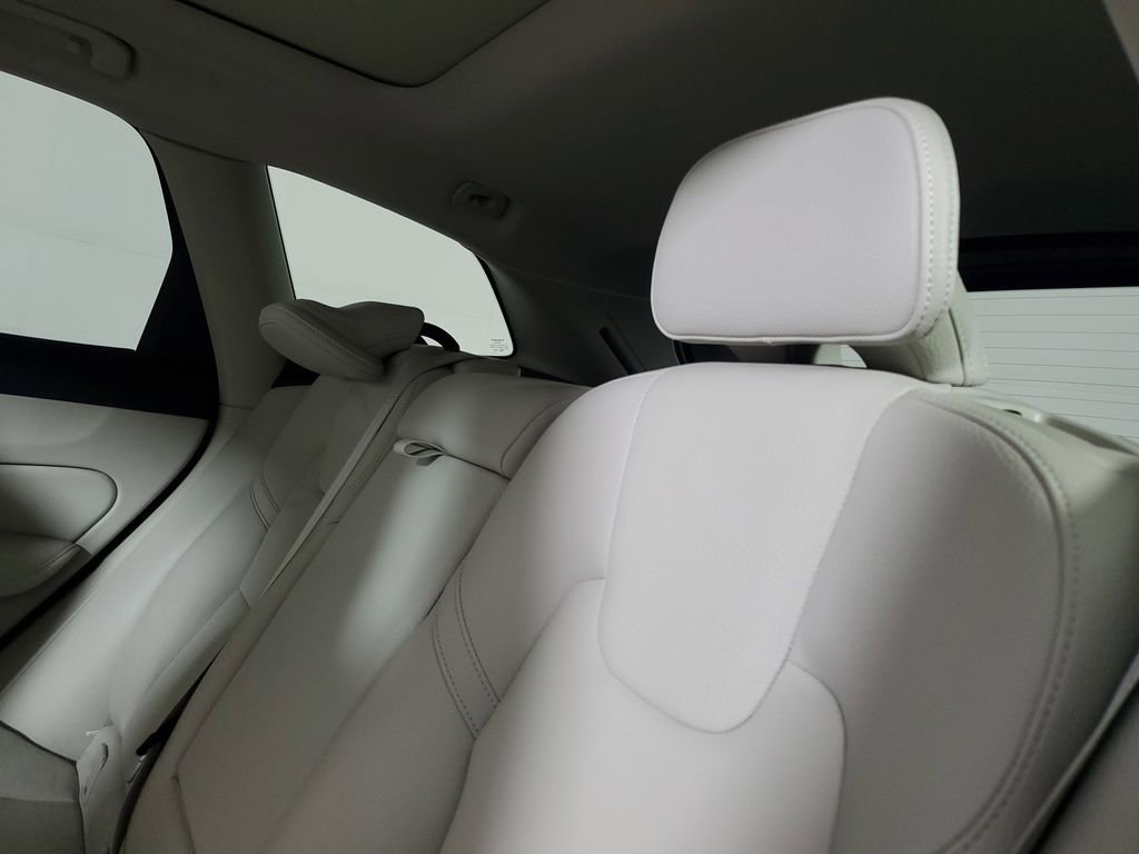 Used 2023 Volvo XC60 B5 Plus image 15