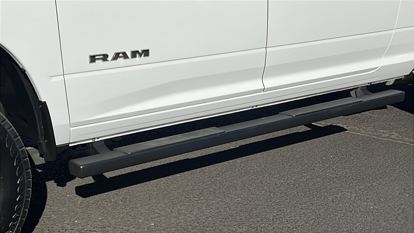 Used 2025 RAM 2500 Laramie AWD/4WD image 13