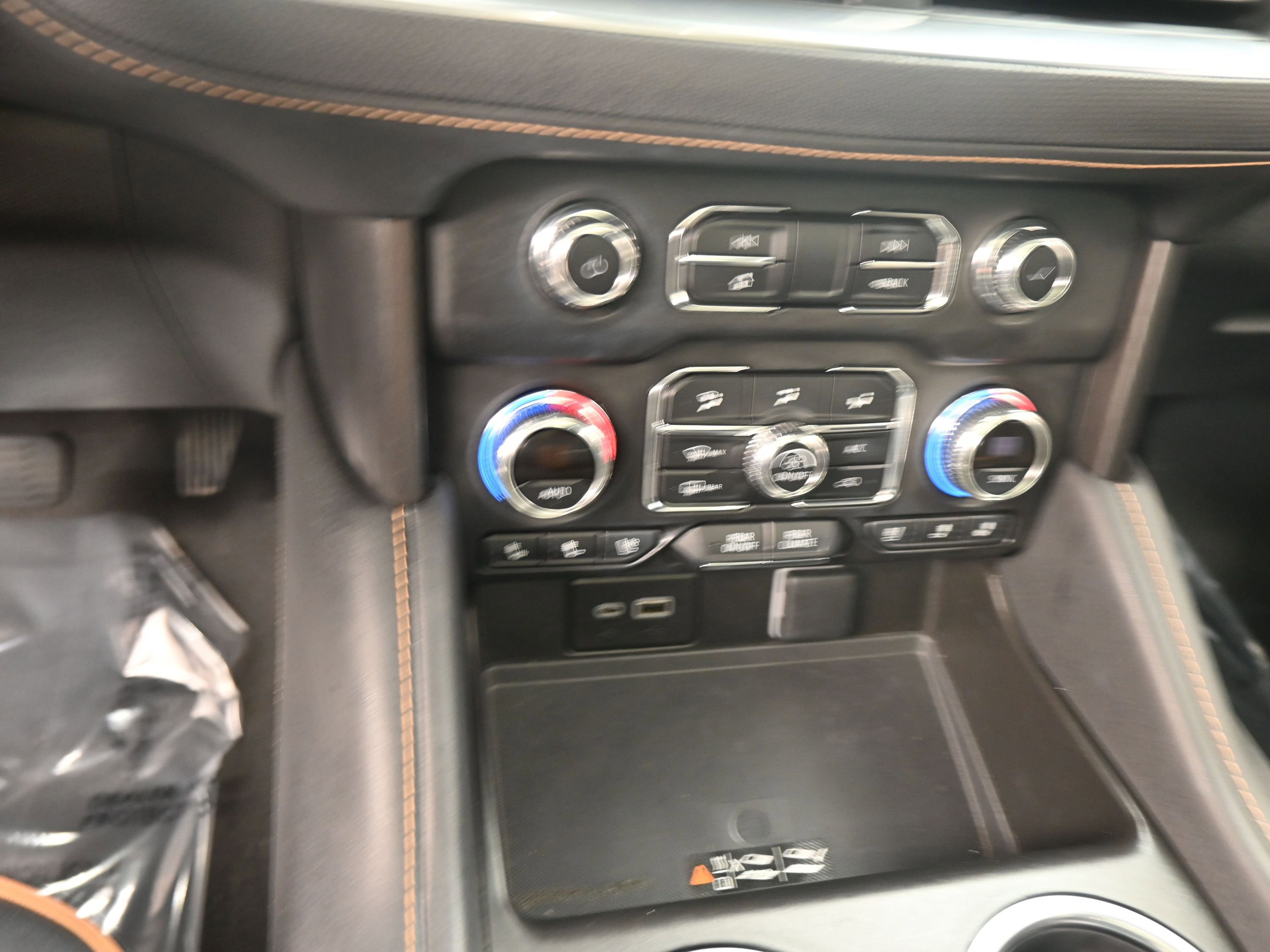 Used 2024 GMC Yukon AT4 w/ Technology Package image 14