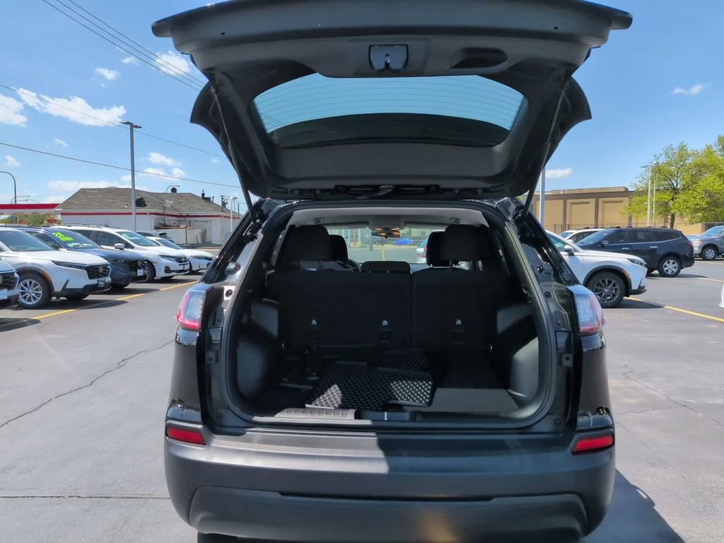 Used 2019 Jeep Cherokee Latitude w/ Cold Weather Group AWD/4WD image 16