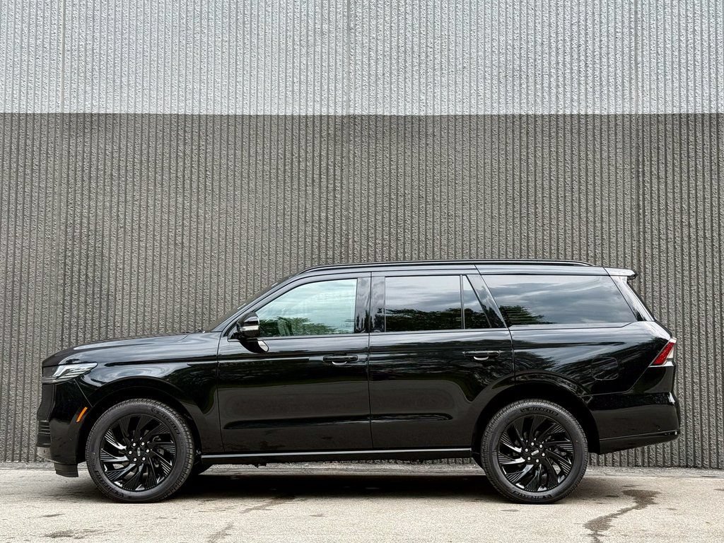 Used 2025 Lincoln Navigator Reserve w/ Jet Appearance Package AWD/4WD image 2