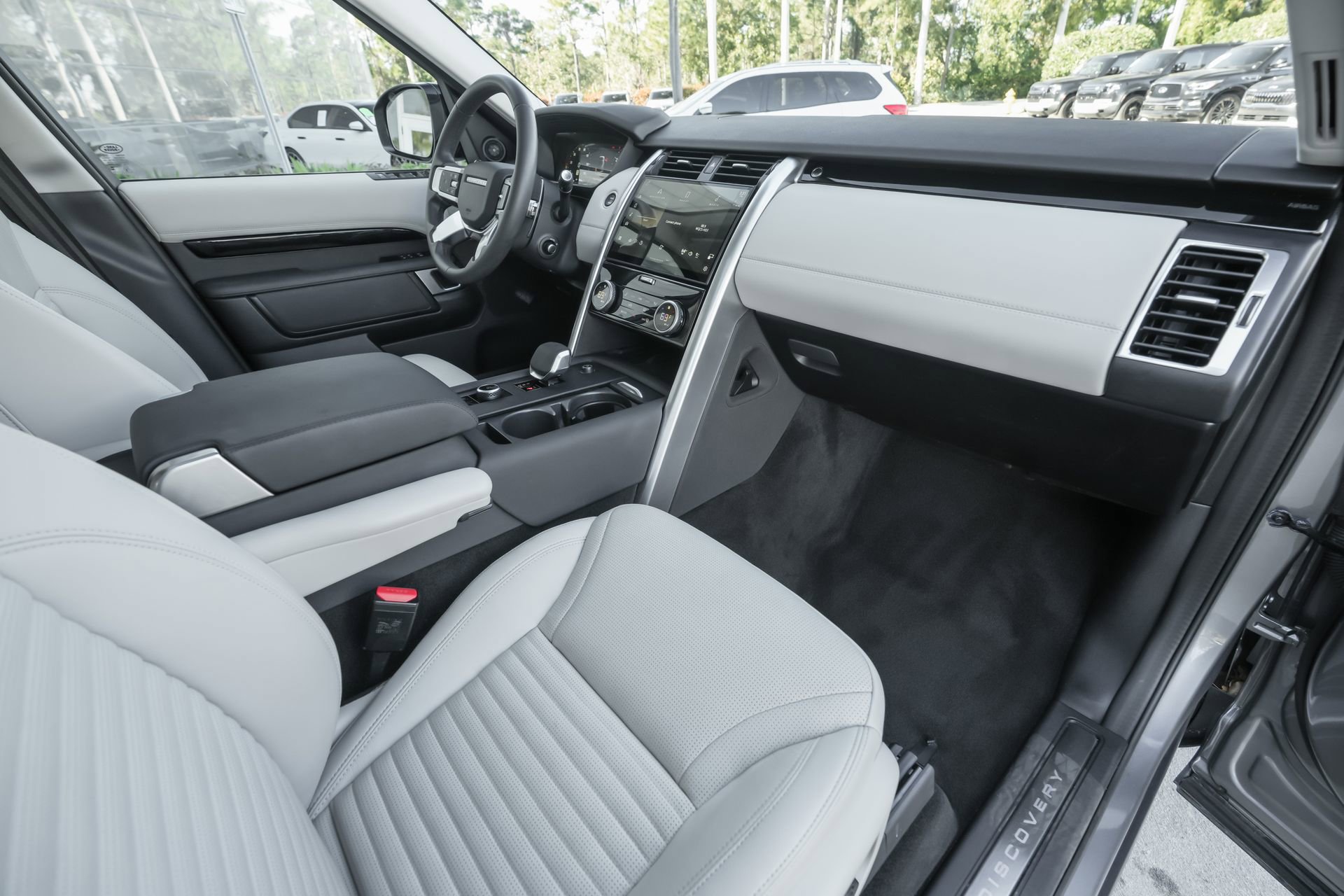 Used 2025 Land Rover Discovery S image 39