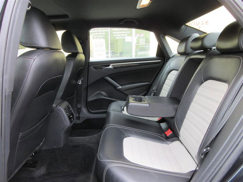 Used 2018 Volkswagen Passat 3.6 image 24