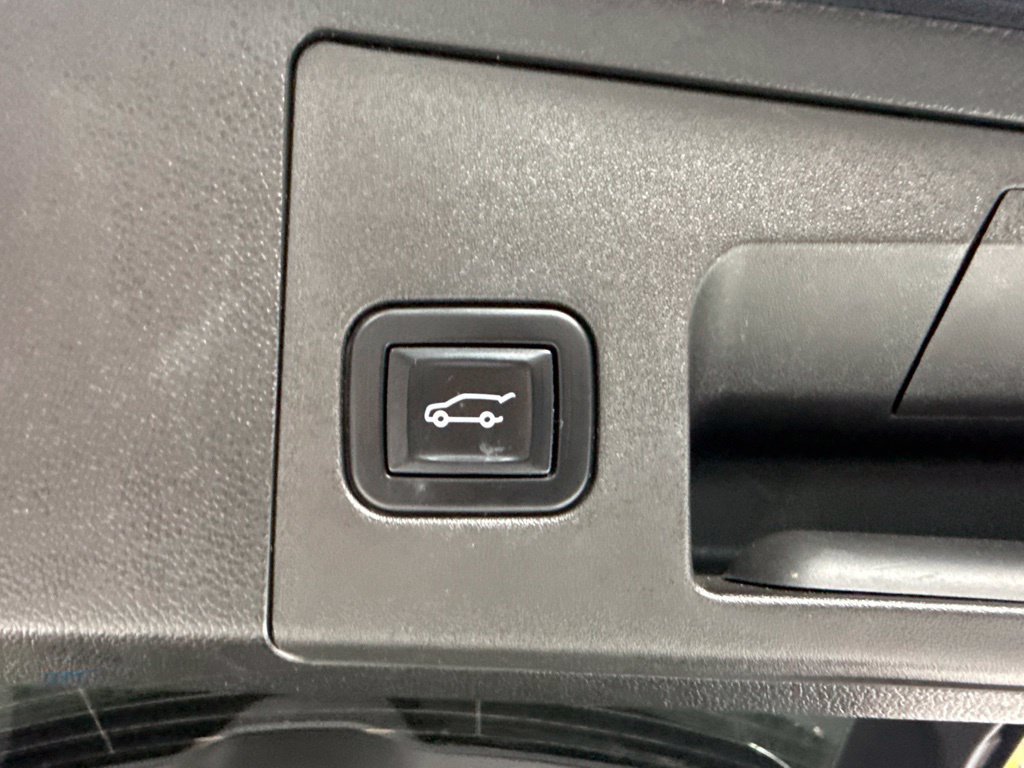 Used 2023 Cadillac XT4 Luxury w/ Cold Weather Package AWD/4WD image 11