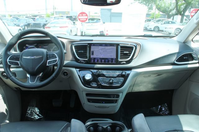 Used 2018 Chrysler Pacifica Touring-L Plus w/ Tire & Wheel Group FWD image 16