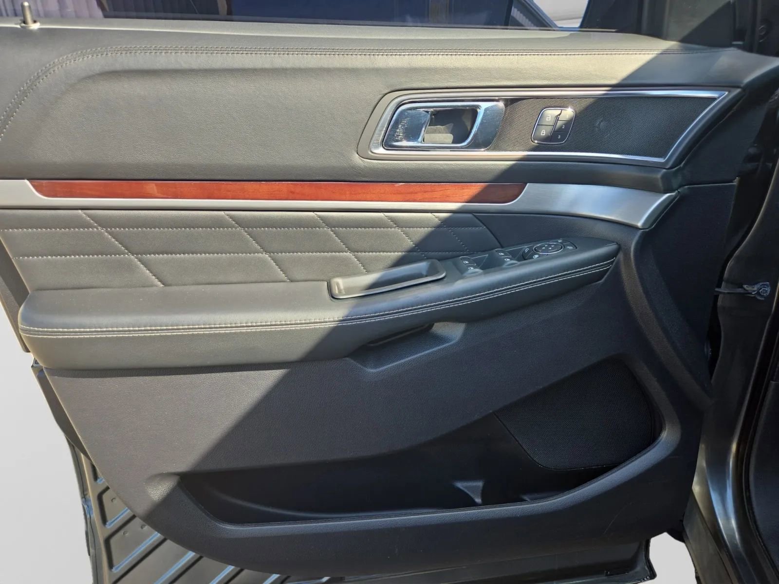 Used 2019 Ford Explorer Platinum image 14