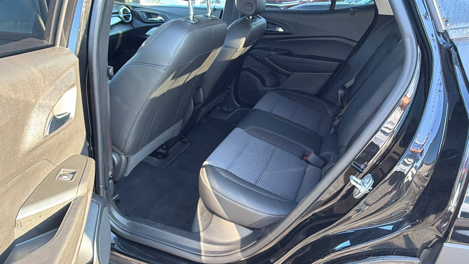 Used 2025 Chevrolet Trax LT FWD image 23