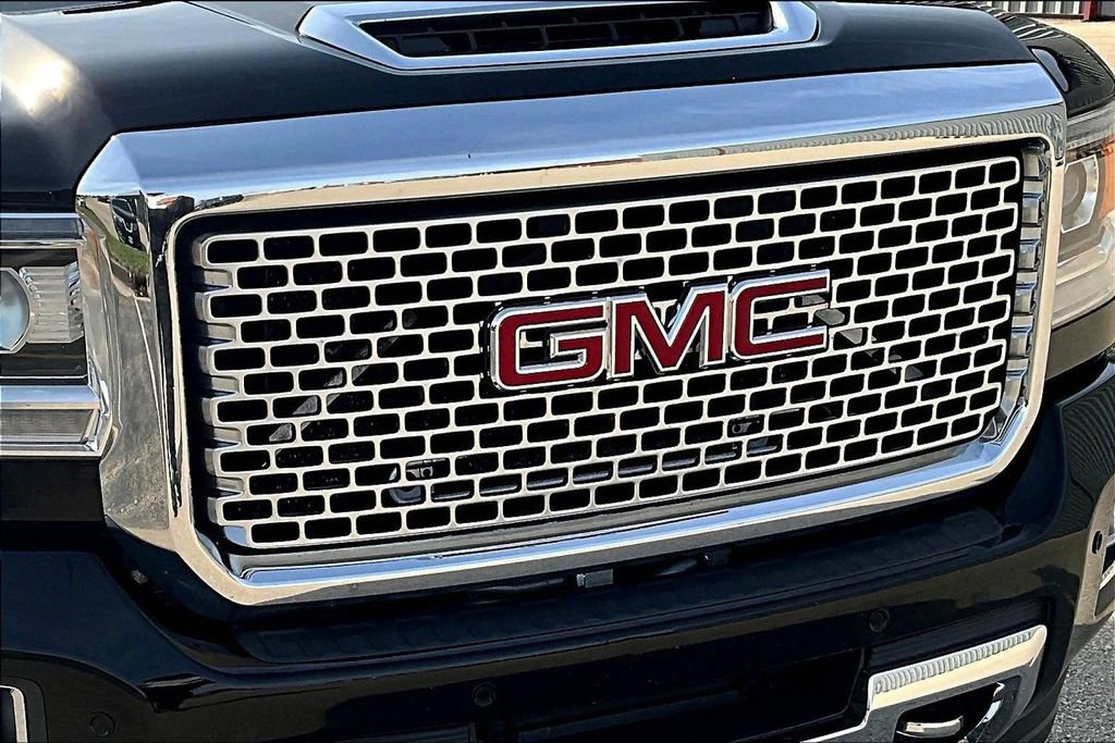 Used 2017 GMC Sierra 2500 Denali w/ Duramax Plus Package AWD/4WD image 30