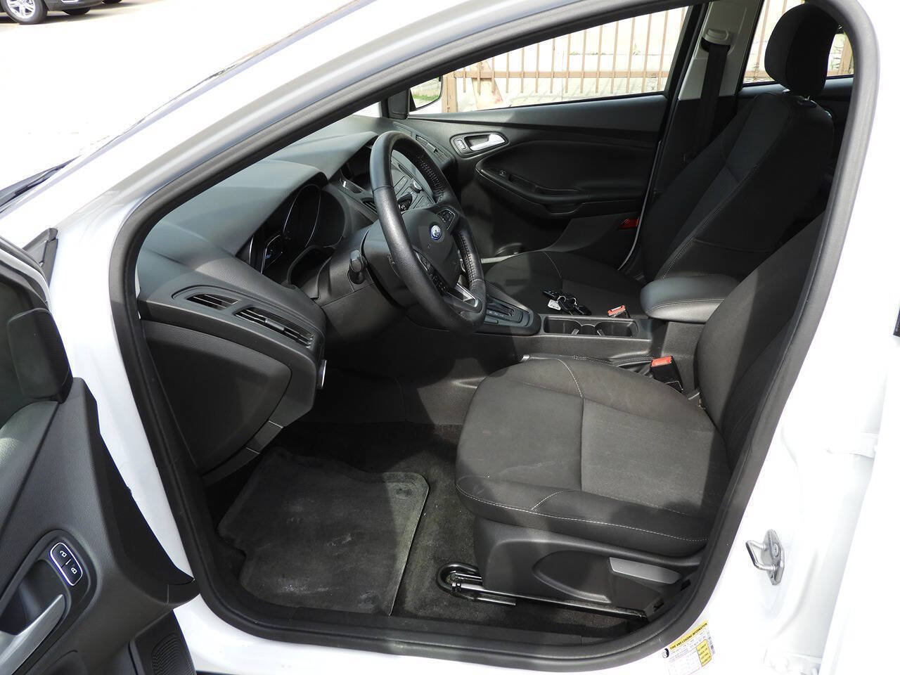 Used 2018 Ford Focus SE w/ Cold Weather Package FWD image 14