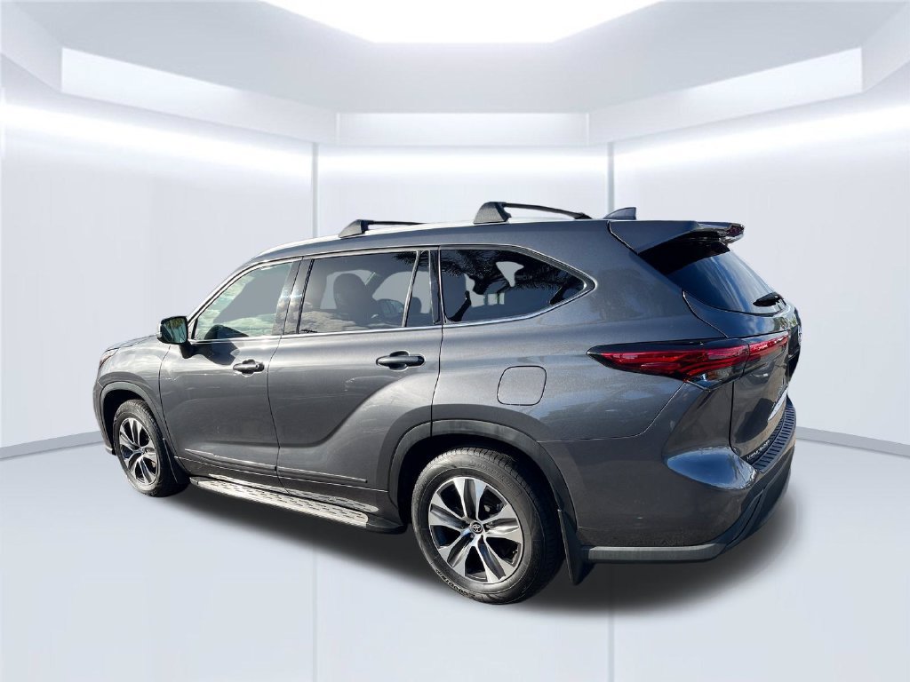Used 2022 Toyota Highlander XLE FWD image 3