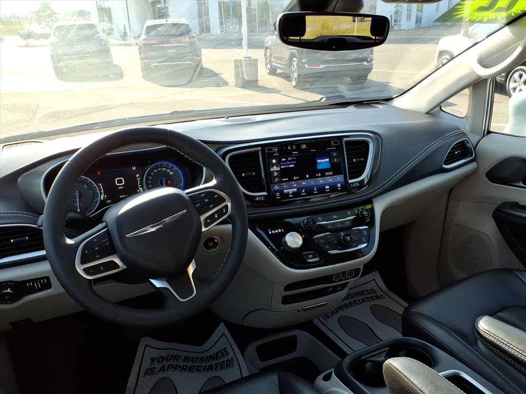 Used 2022 Chrysler Pacifica Touring-L image 10