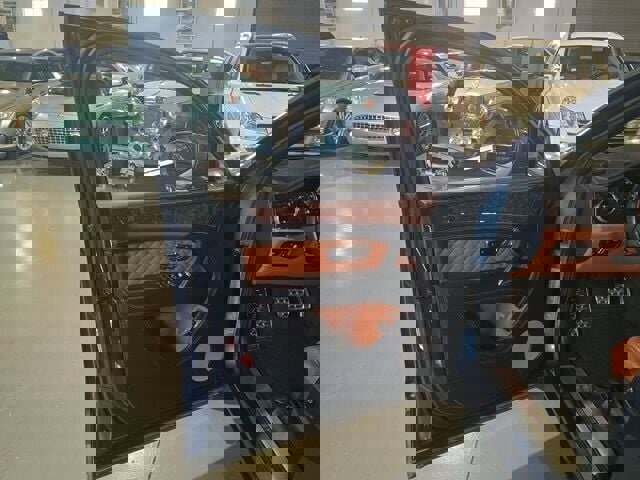 Used 2017 Bentley Bentayga image 21