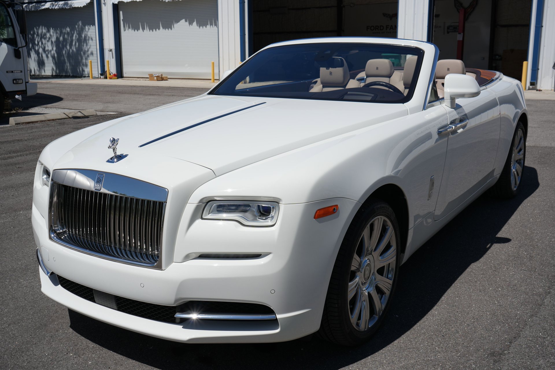 Used 2017 Rolls-Royce Dawn image 11