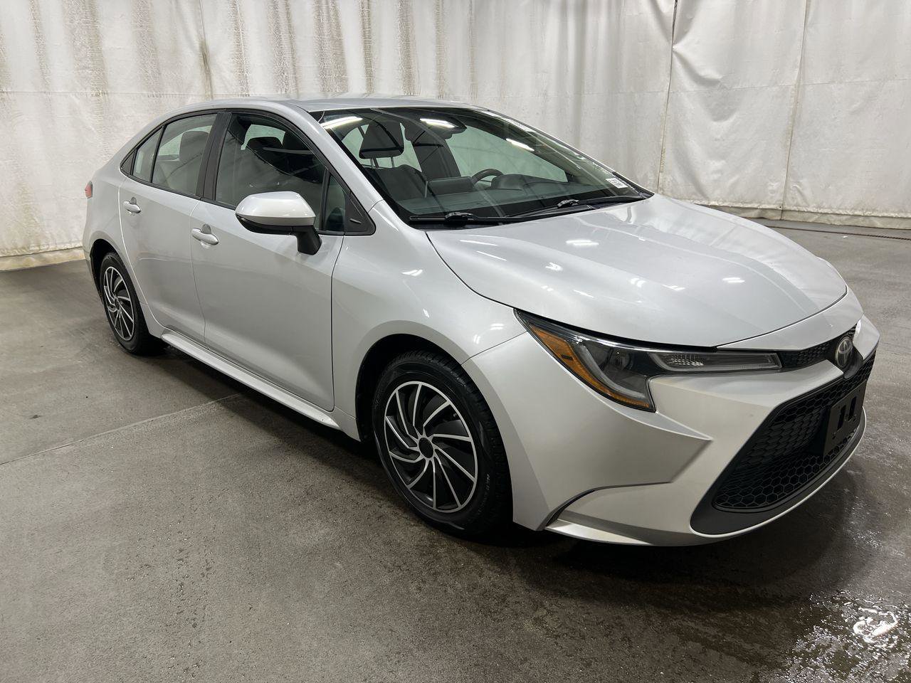 Used 2020 Toyota Corolla LE FWD image 2