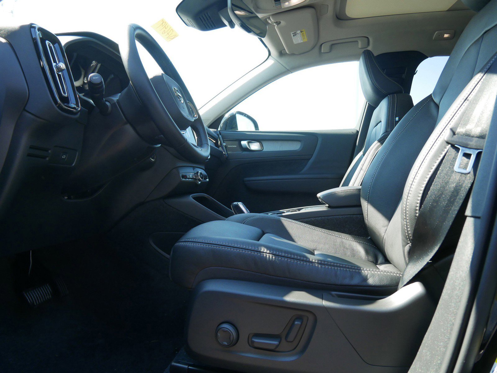 New 2026 Volvo XC40 B5 Plus w/ Climate Package AWD/4WD image 5