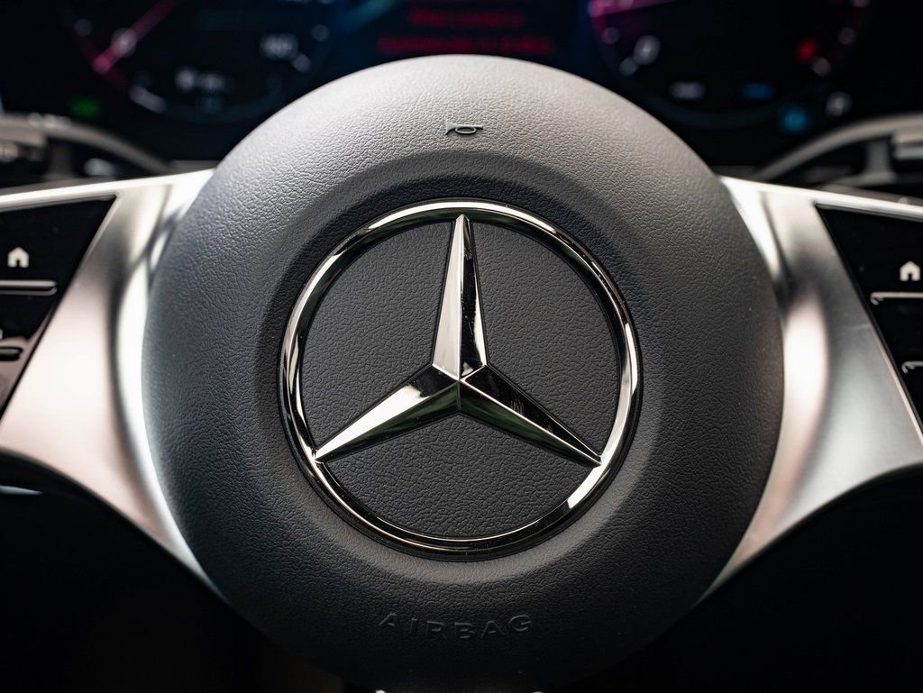 Used 2025 Mercedes-Benz GLC 300 4MATIC image 28