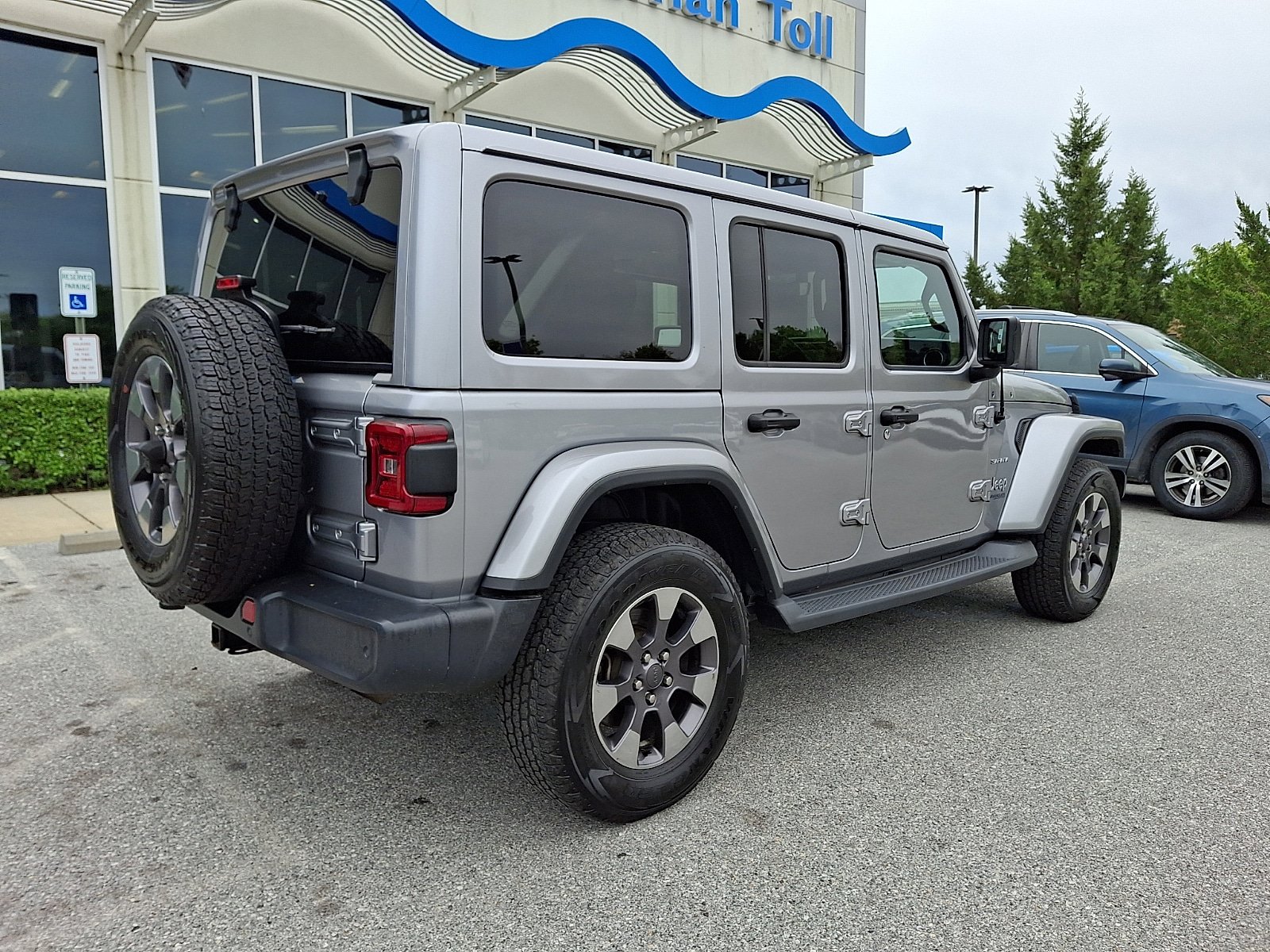 Used 2018 Jeep Wrangler Unlimited Sahara AWD/4WD image 6