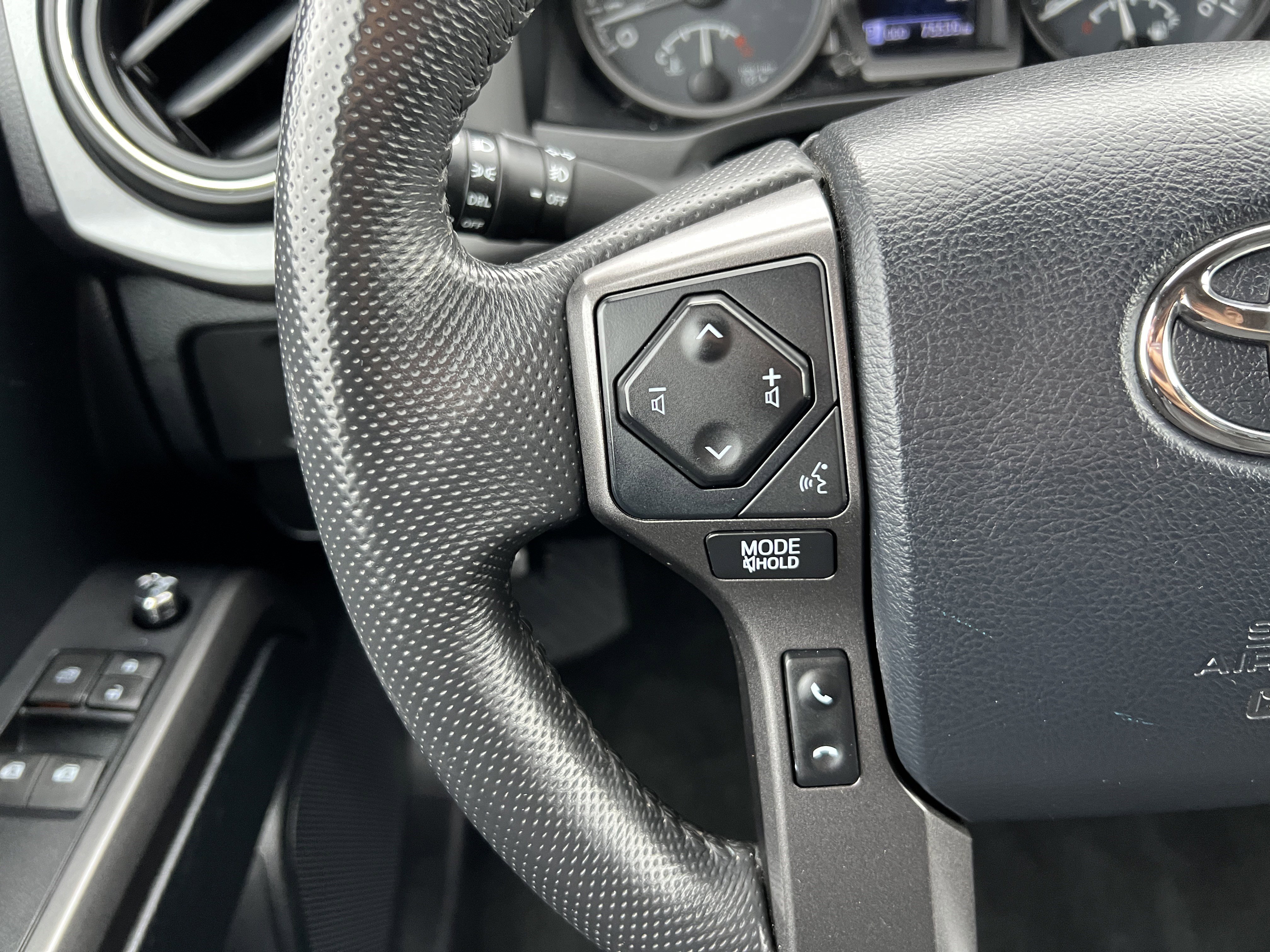 Used 2016 Toyota Tacoma TRD Sport w/ Towing Package image 27