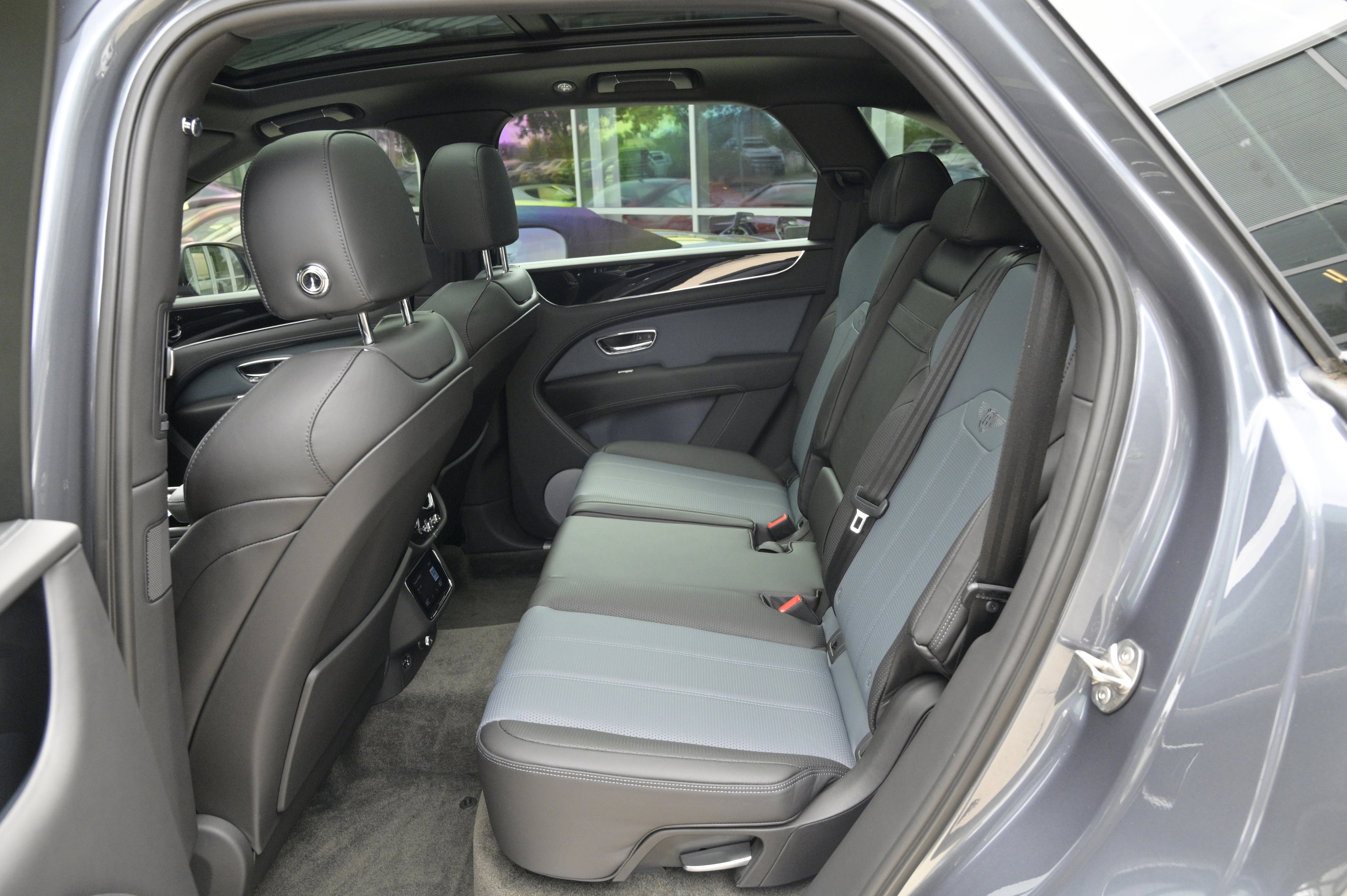 Used 2021 Bentley Bentayga image 38