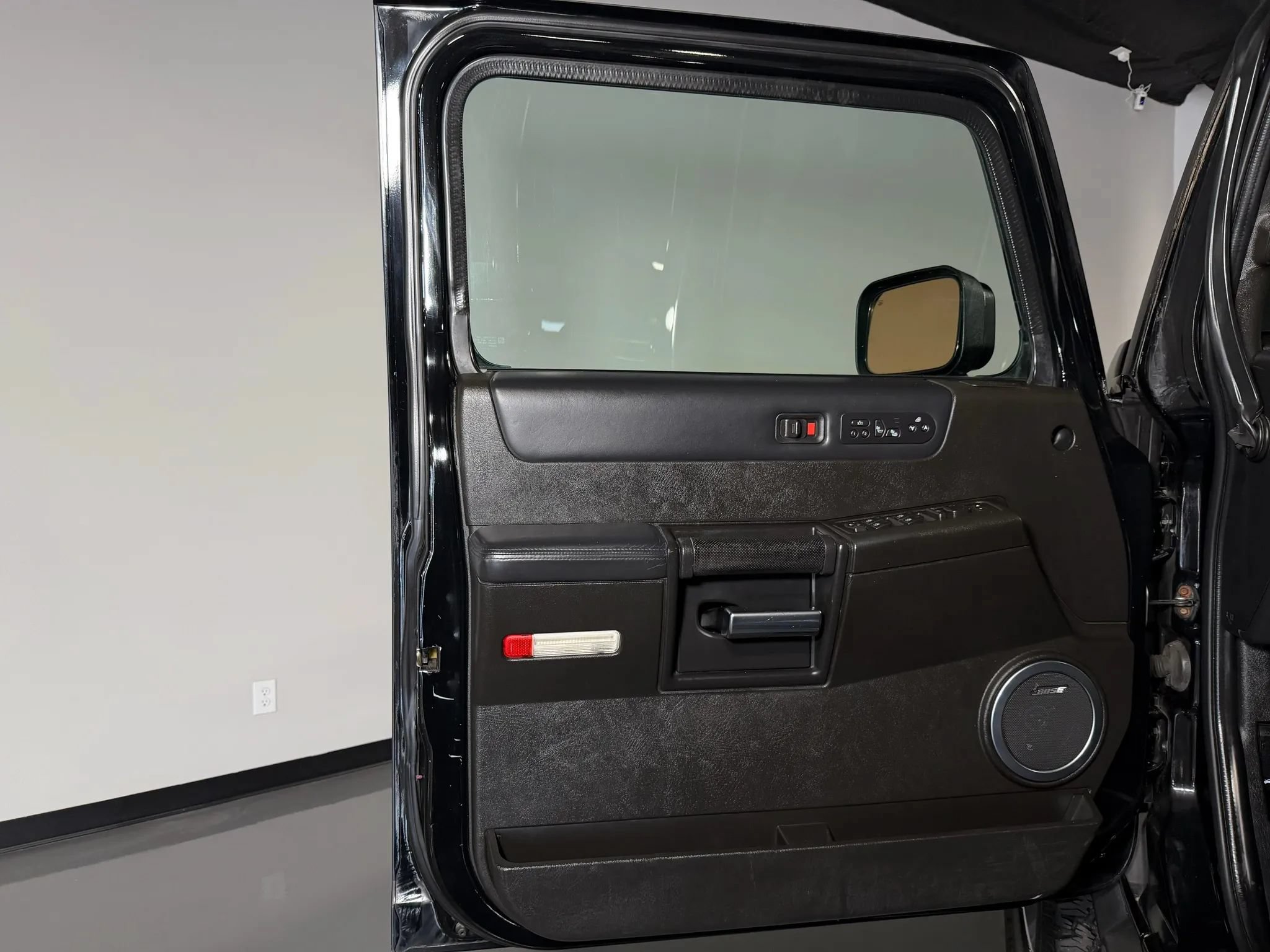 Used 2005 HUMMER H2 w/ Preferred Equipment Group AWD/4WD image 26