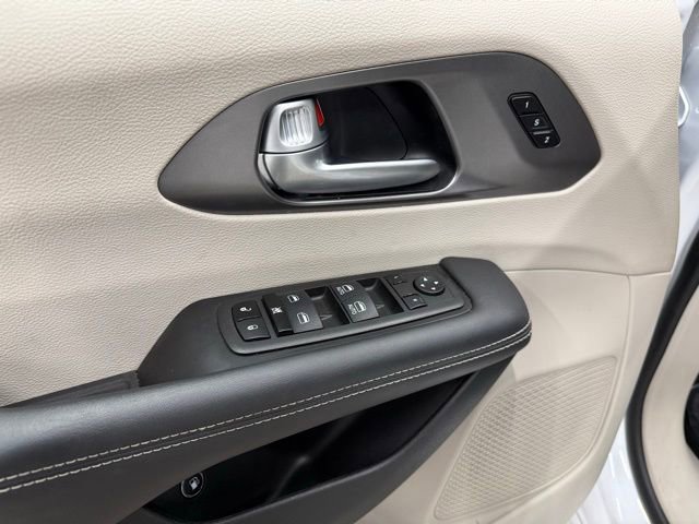 Used 2024 Chrysler Pacifica Select image 18