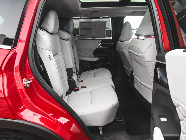 New 2025 Mitsubishi Outlander SEL image 32