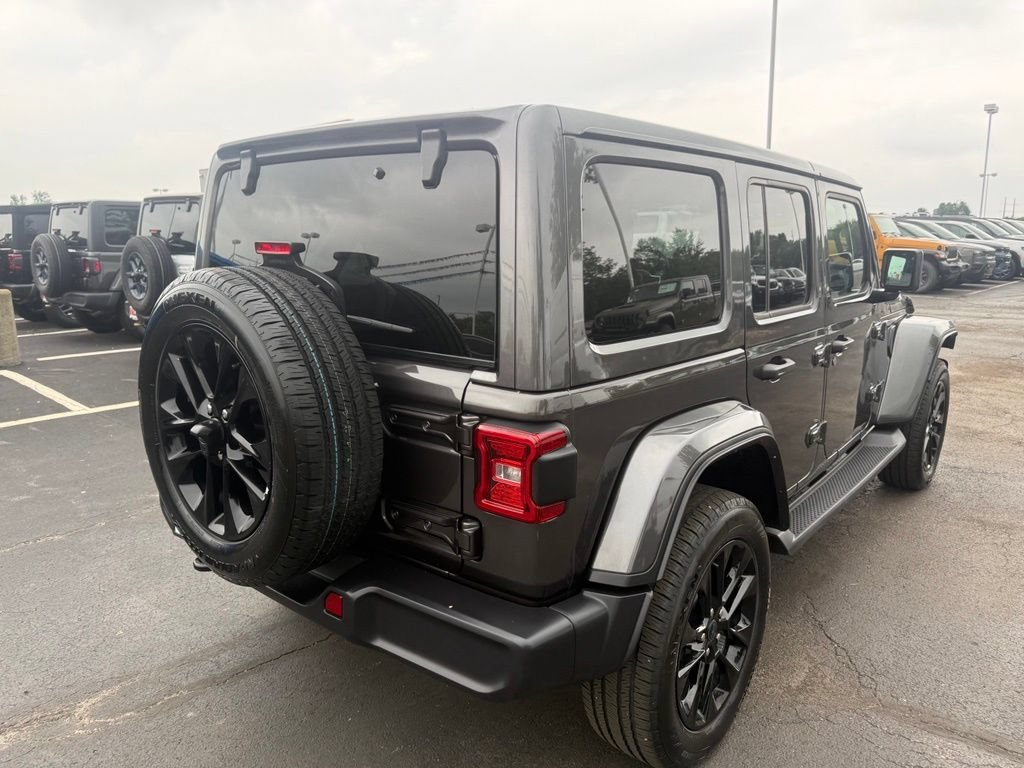 Used 2025 Jeep Wrangler Unlimited Sahara AWD/4WD image 3