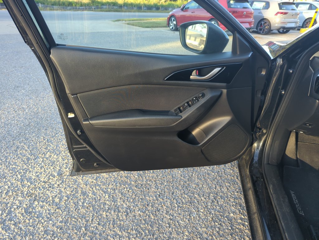 Used 2014 MAZDA MAZDA3 i Touring w/ Moonroof Package 1 FWD image 18
