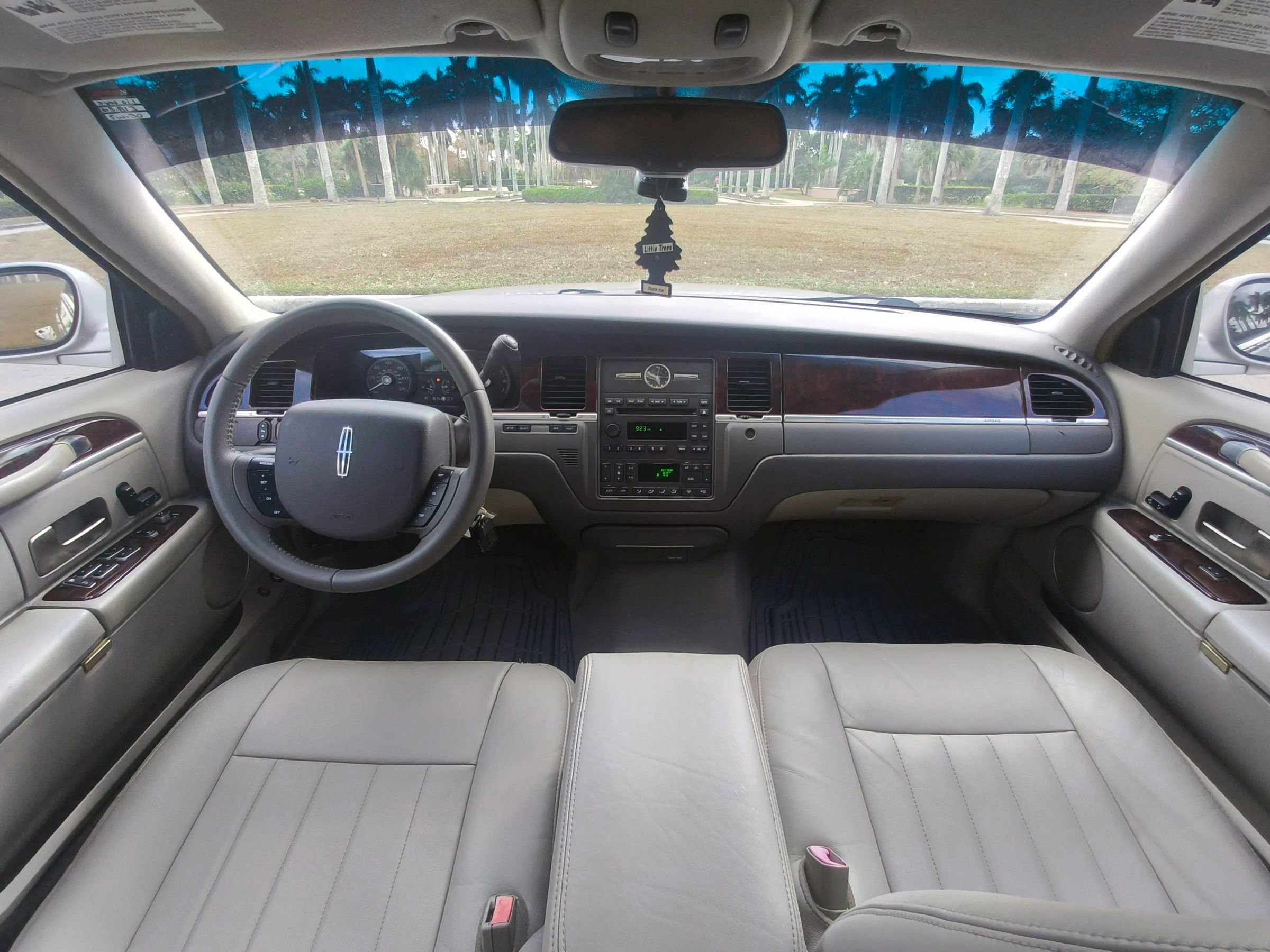 Used 2006 Lincoln Town Car Signature image 27