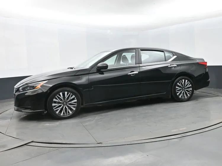 Used 2025 Nissan Altima 2.5 SV image 5