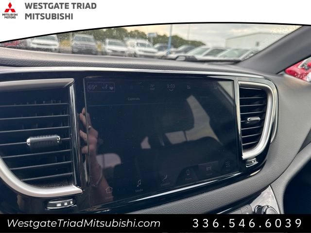 Used 2026 Chrysler Pacifica Select FWD image 15