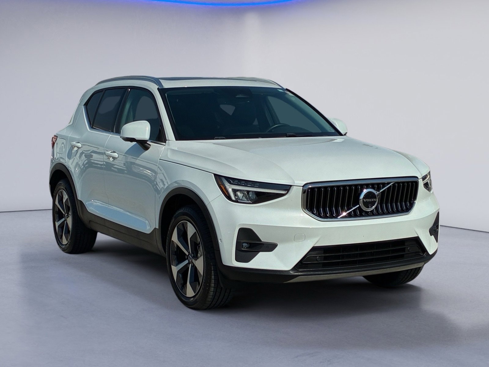 Used 2024 Volvo XC40 B5 Plus AWD/4WD image 5