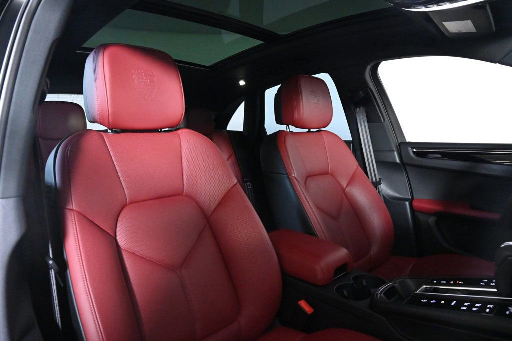 Certified 2025 Porsche Macan Turbo image 18