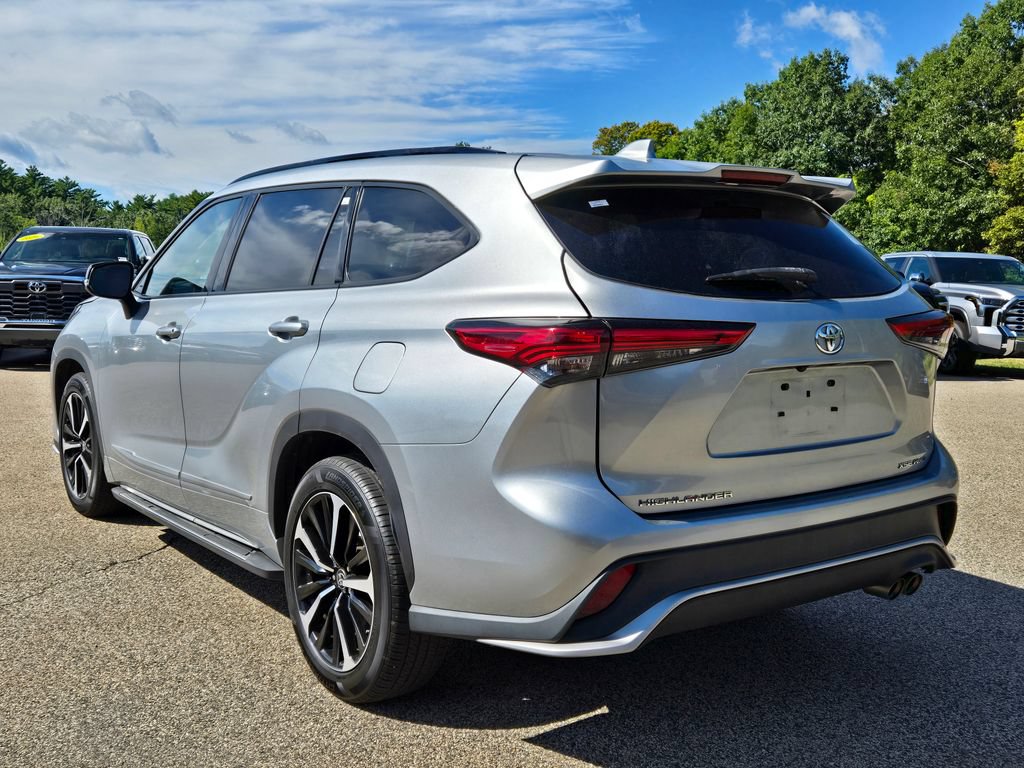 Used 2021 Toyota Highlander XSE AWD/4WD image 3