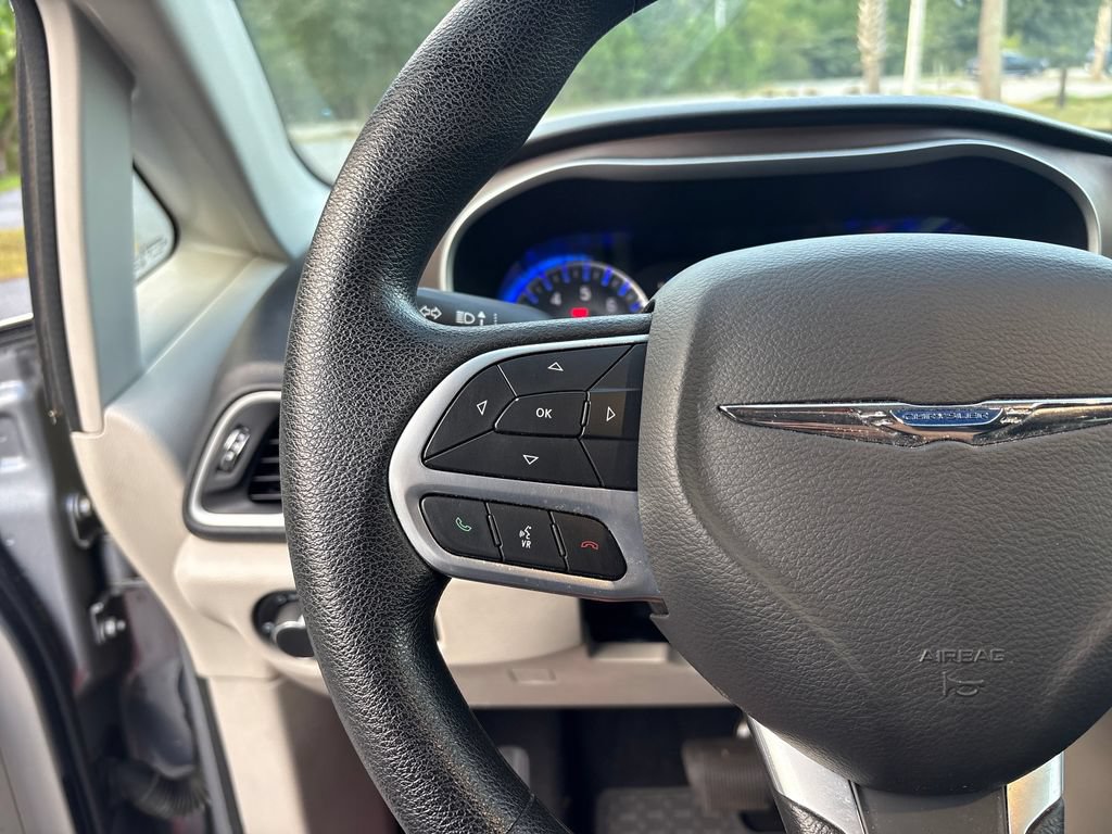 Used 2021 Chrysler Voyager LX FWD image 11