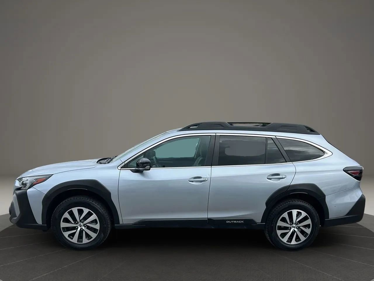 Used 2023 Subaru Outback Premium AWD/4WD image 2
