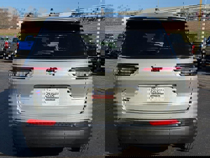 Used 2024 Jeep Grand Cherokee L Laredo AWD/4WD image 5