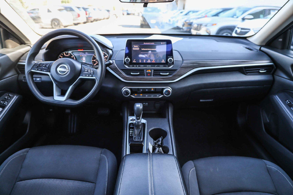 Used 2025 Nissan Altima 2.5 SV FWD image 12