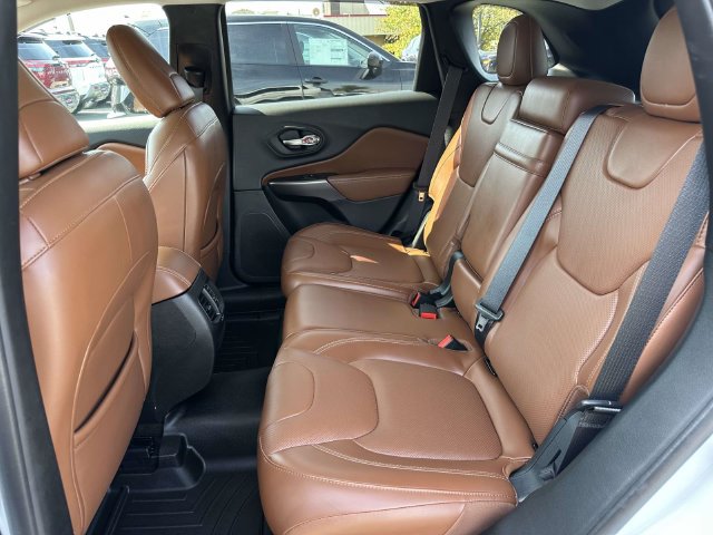 Used 2019 Jeep Cherokee Overland w/ Technology Group AWD/4WD image 16