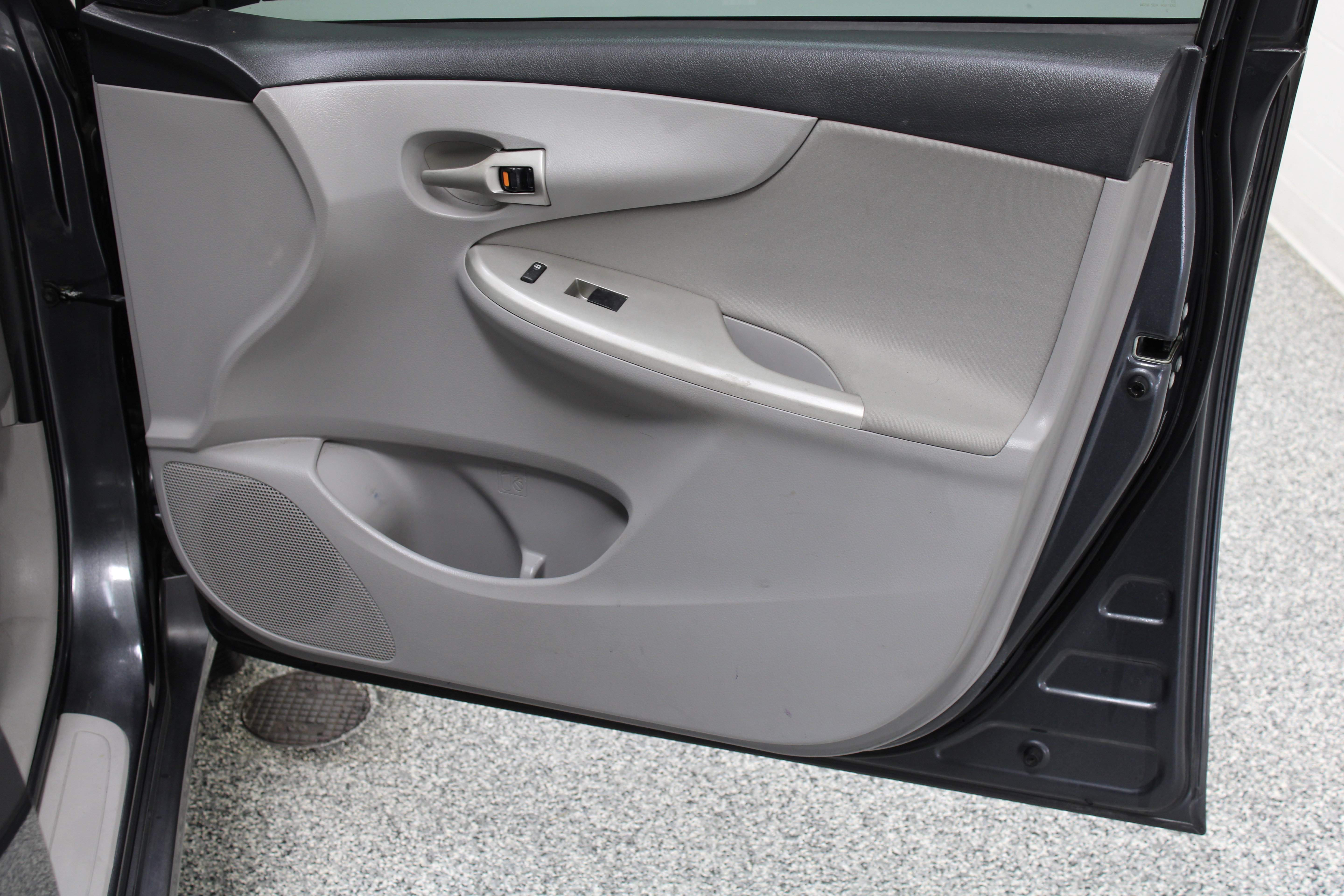 Used 2011 Toyota Corolla LE FWD image 30