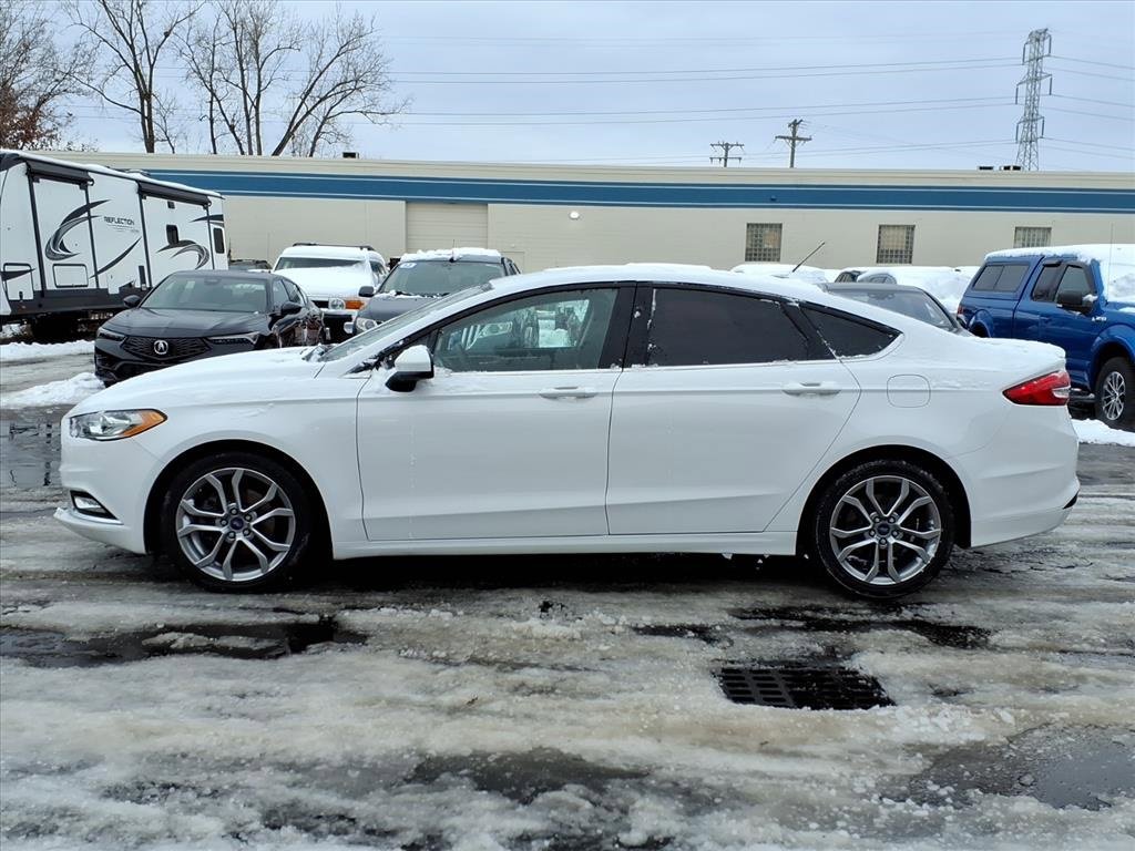 Used 2017 Ford Fusion SE w/ Equipment Group 201A image 2