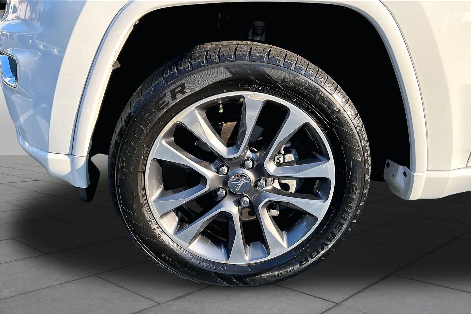Used 2018 Jeep Grand Cherokee Overland AWD/4WD image 18