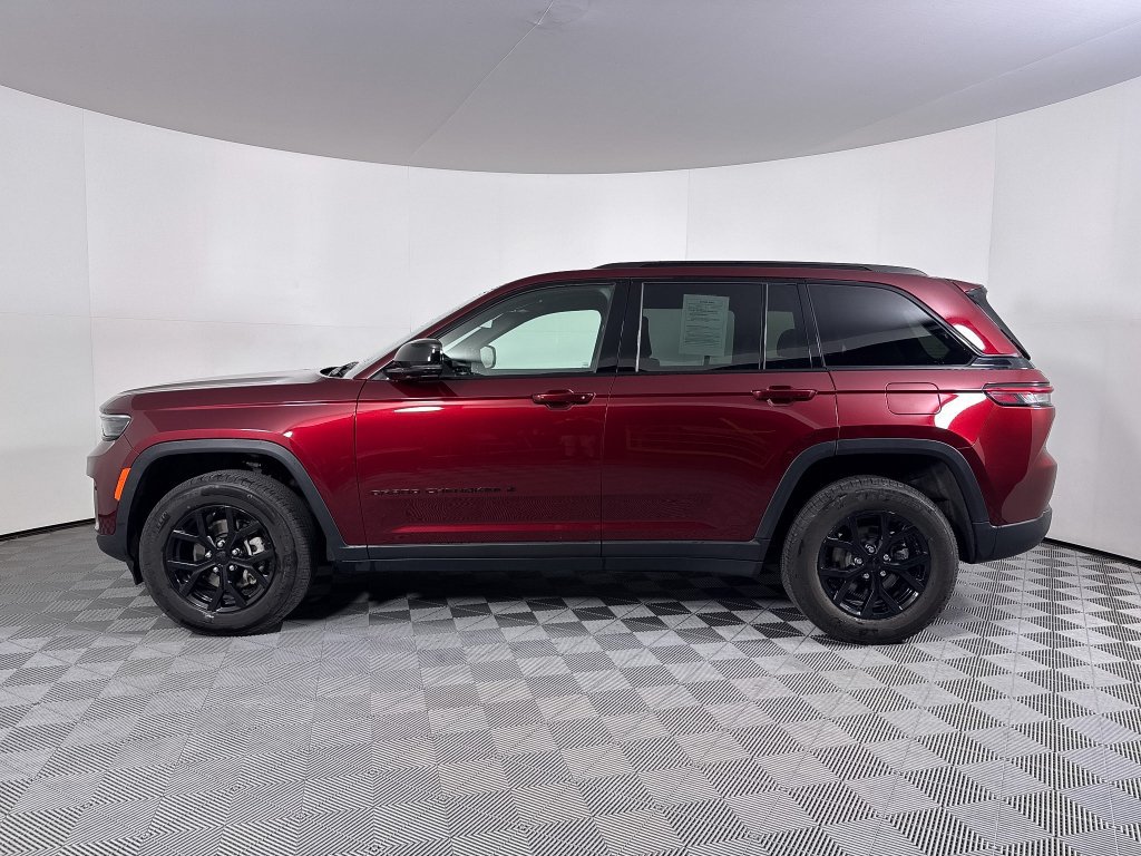 Used 2025 Jeep Grand Cherokee Altitude AWD/4WD image 14